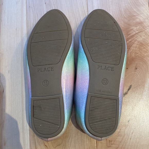 Children place sparkly multicolored shoes - Picture 3 of 3